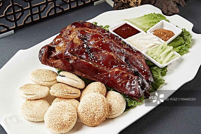 烧烤猪脸猪头肉配锅盔蘸酱菜图片素材