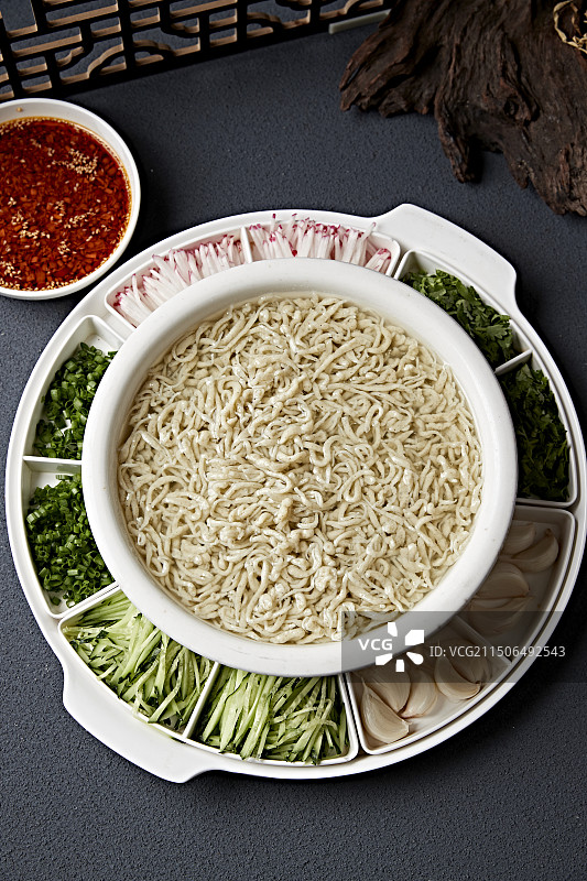 白色瓷盆装的杂粮豌豆粉米凉虾图片素材