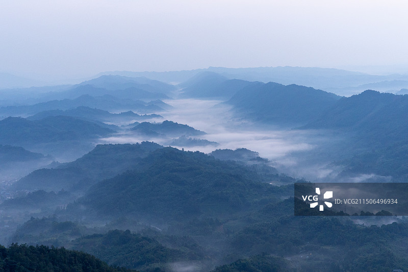 中国四川成都邛崃太和云海观景台，清晨日出时山谷间云雾缭绕的风景图片素材