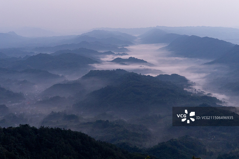 中国四川成都邛崃太和云海观景台，清晨日出时山谷间云雾缭绕的风景图片素材