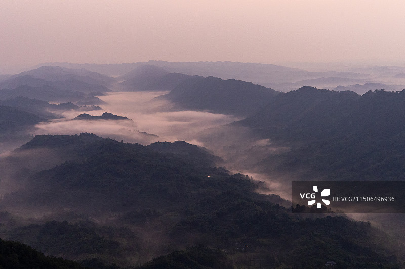 中国四川成都邛崃太和云海观景台，清晨日出时山谷间云雾缭绕的风景图片素材