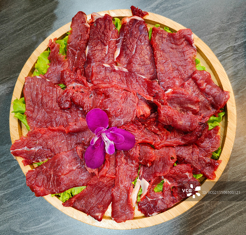 一盘生牛肉片图片素材
