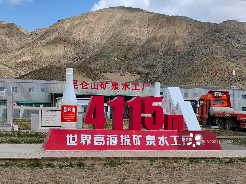 昆仑山矿泉水工厂图片素材