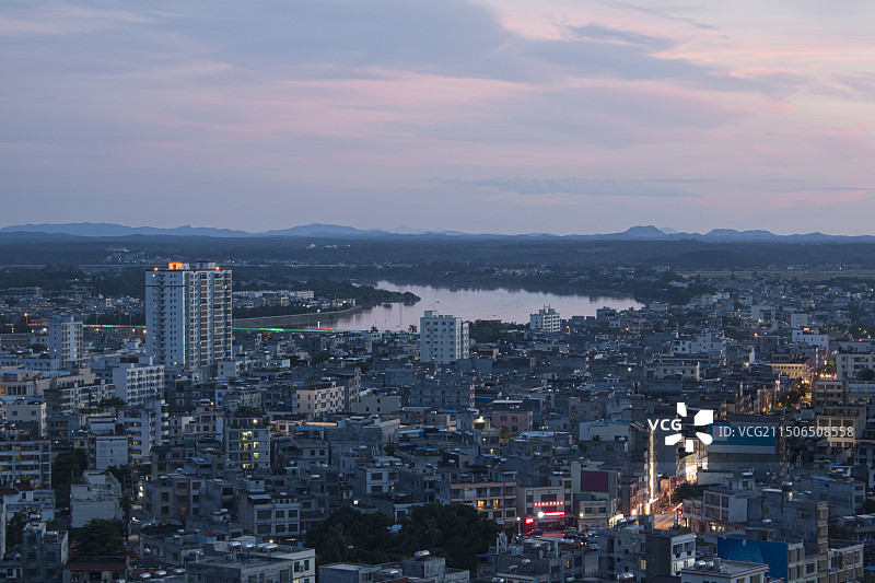 淡淡霞光下的澄迈金江图片素材