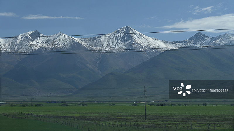 列车上路过海北又见祁连山脉与草原图片素材