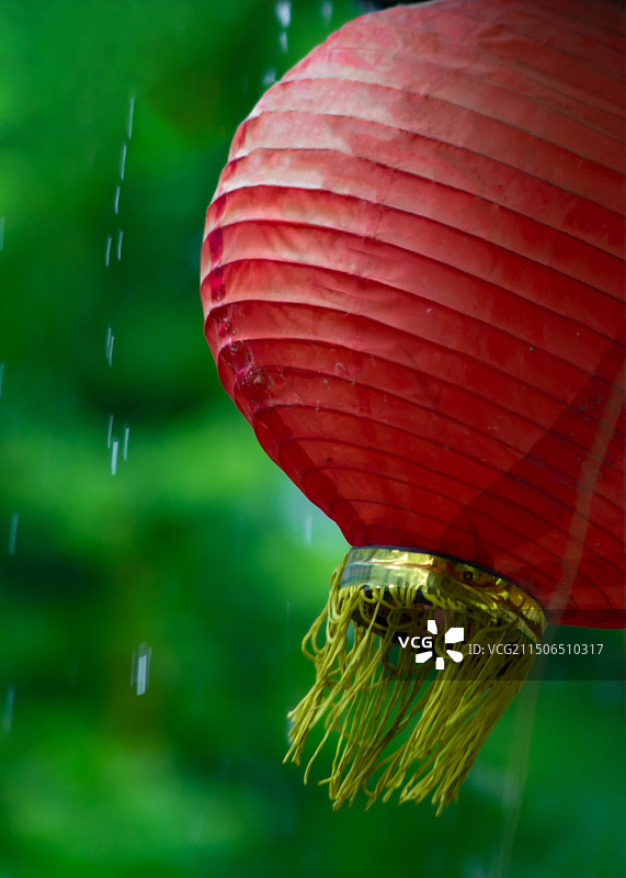 雨中悬挂的红色灯笼图片素材