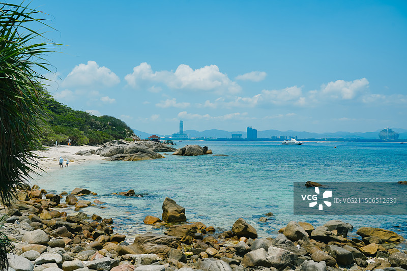 海南省三亚市蜈支洲岛情人岛  碧海蓝天礁石 热带岛屿风景图片素材