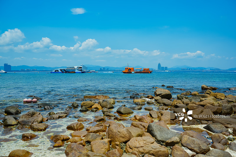 海南省三亚市蜈支洲岛情人岛  碧海蓝天礁石 热带岛屿风景图片素材