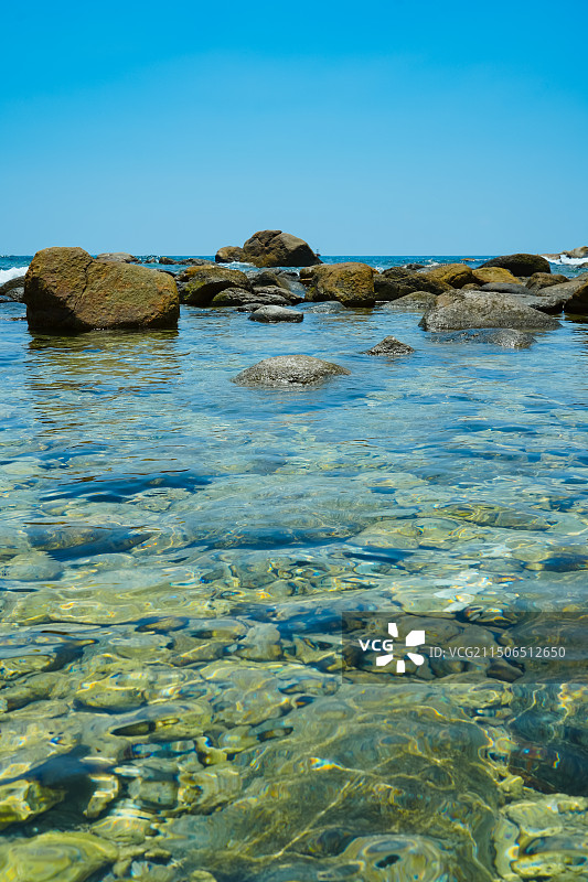 海南省三亚市蜈支洲岛情人岛  碧海蓝天礁石 热带岛屿风景图片素材