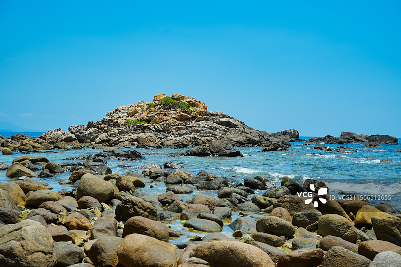 海南省三亚市蜈支洲岛情人岛  碧海蓝天礁石 热带岛屿风景图片素材