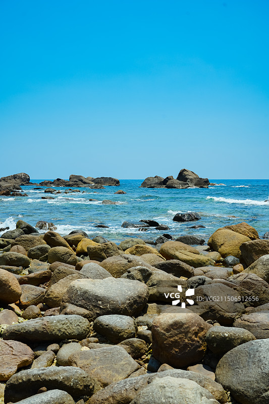 海南省三亚市蜈支洲岛情人岛  碧海蓝天礁石 热带岛屿风景图片素材