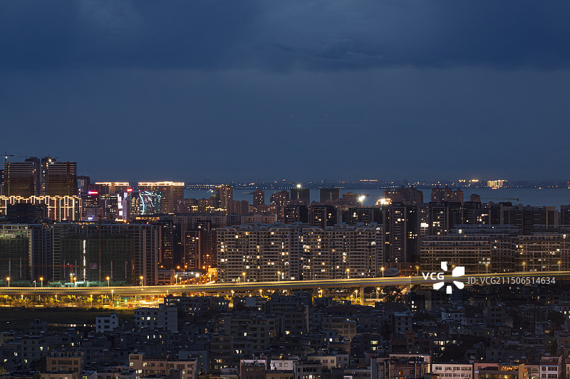 俯瞰蓝调时分的海口市秀英区图片素材