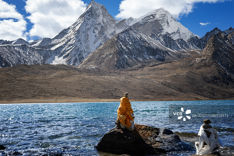 中国西藏宗措和远方的阿玛直米峰与岸边的经幡和玛尼堆图片素材