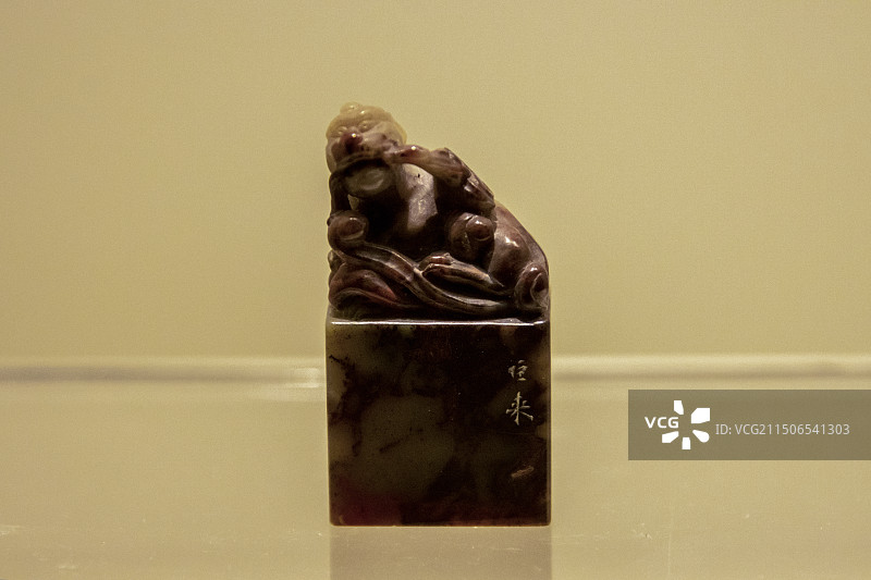 浙江省杭州博物馆“馆藏文房雅玩陈列”展：陈巨来“李广钊鉴赏章”朱文兽钮石印（20世纪，杭州博物馆藏）图片素材