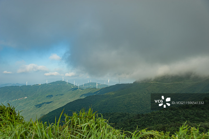 涟源龙山上的风力发电机图片素材