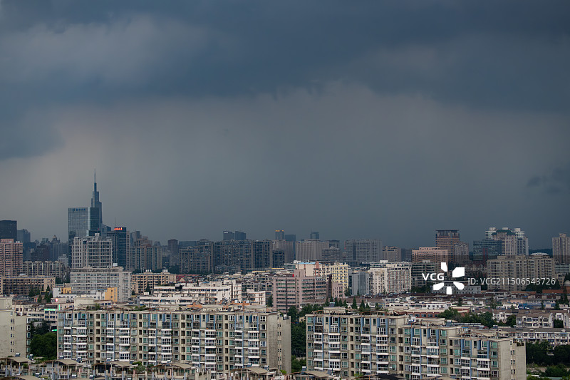 2024年7月9日，南京，暴雨将至，黑云压城。图片素材