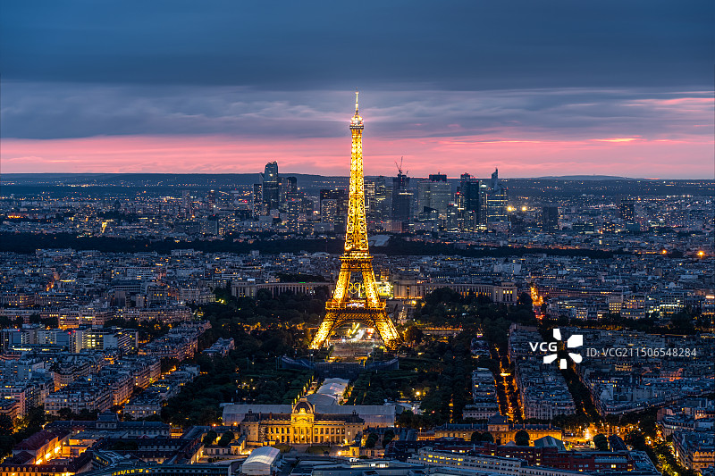 2024年法国巴黎，带有奥运五环标志的埃菲尔铁塔图片素材