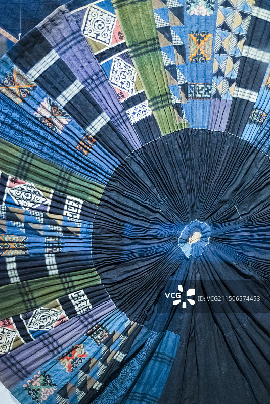 苗族拼布剪花蜡染百褶裙 北京服装学院民族服饰博物馆馆藏 中国工艺美术馆展览图片素材