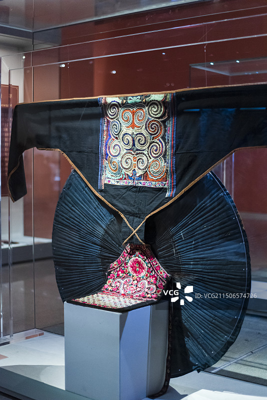 苗族拼布剪花蜡染百褶裙 北京服装学院民族服饰博物馆馆藏 中国工艺美术馆展览图片素材