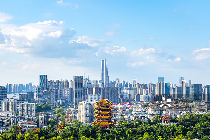 夏季武汉黄鹤楼和绿地中心大厦的古今同框图片素材