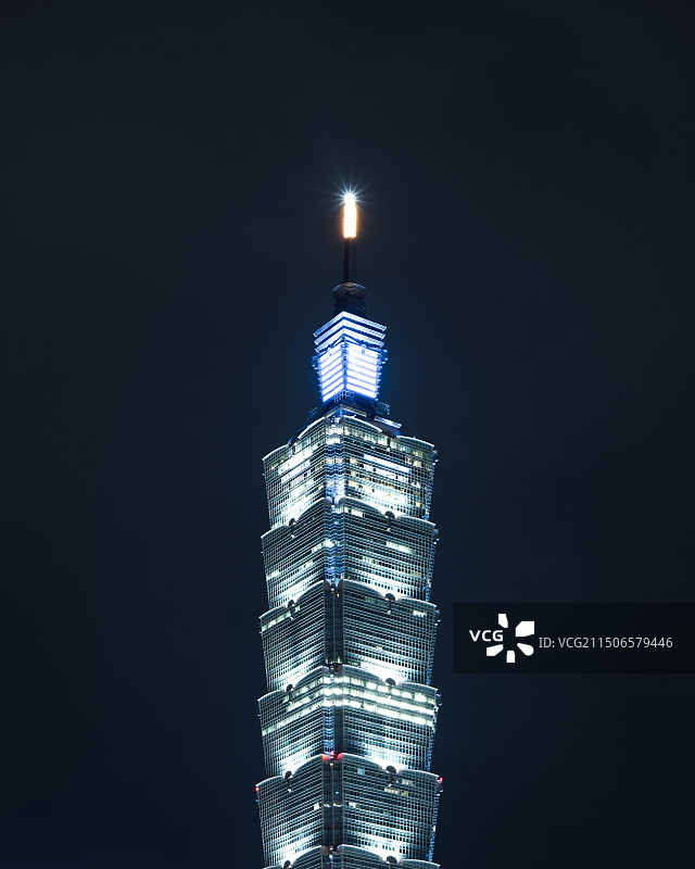 竖拍台北101夜景-城市宣传配图-新媒体广告背景图片素材