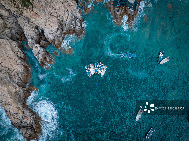 海上岩层的高角度观察图片素材