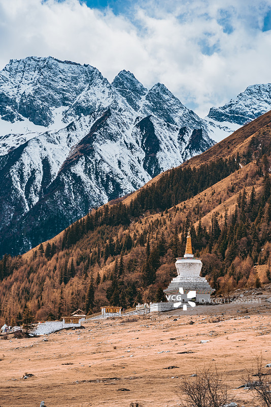 四姑娘山下的白塔图片素材