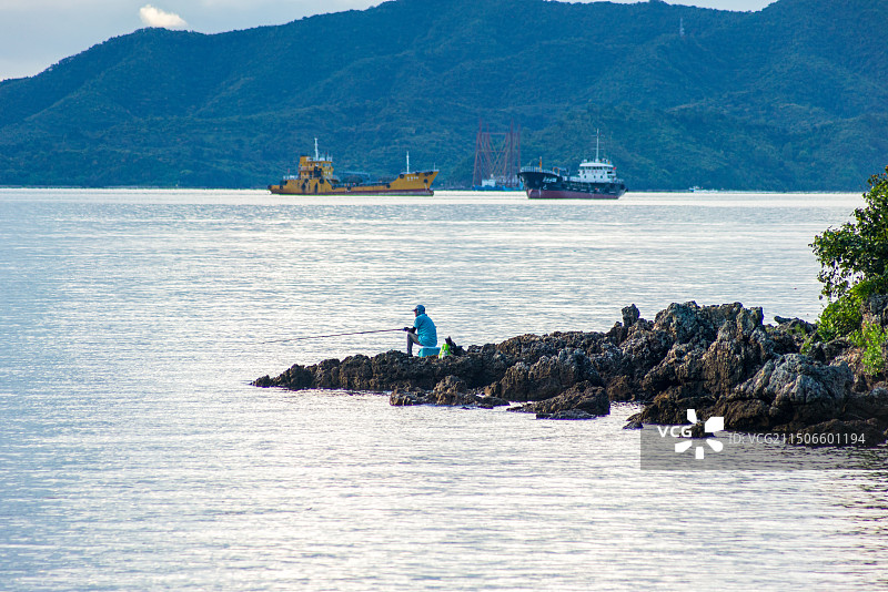海岸边上的钓鱼者图片素材