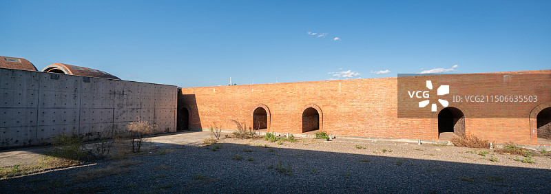蓝天映衬下的历史建筑景观图片素材