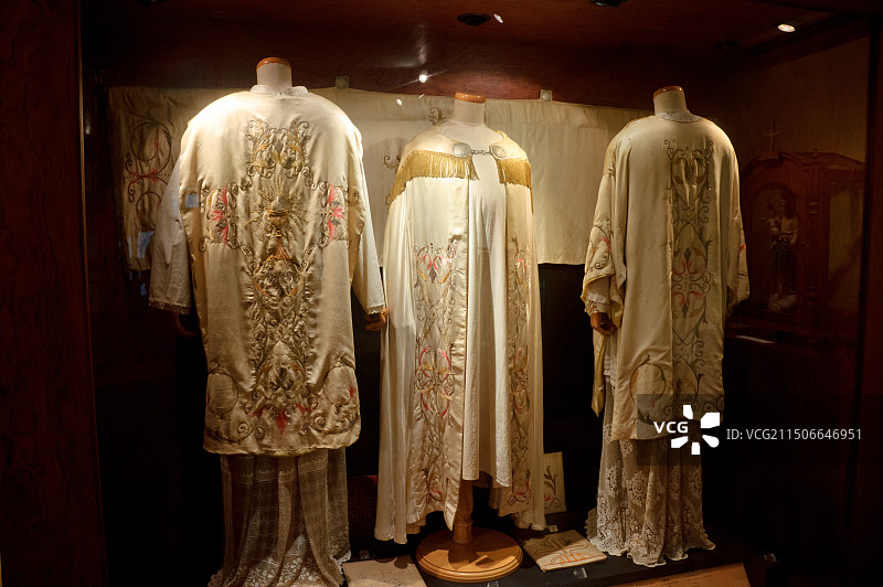 澳门天主教堂里展示的教袍图片素材