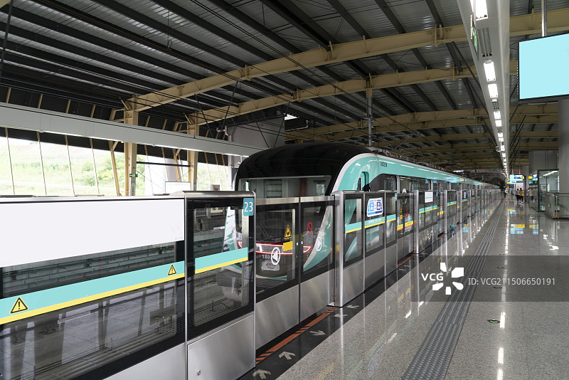 地铁进站图片素材