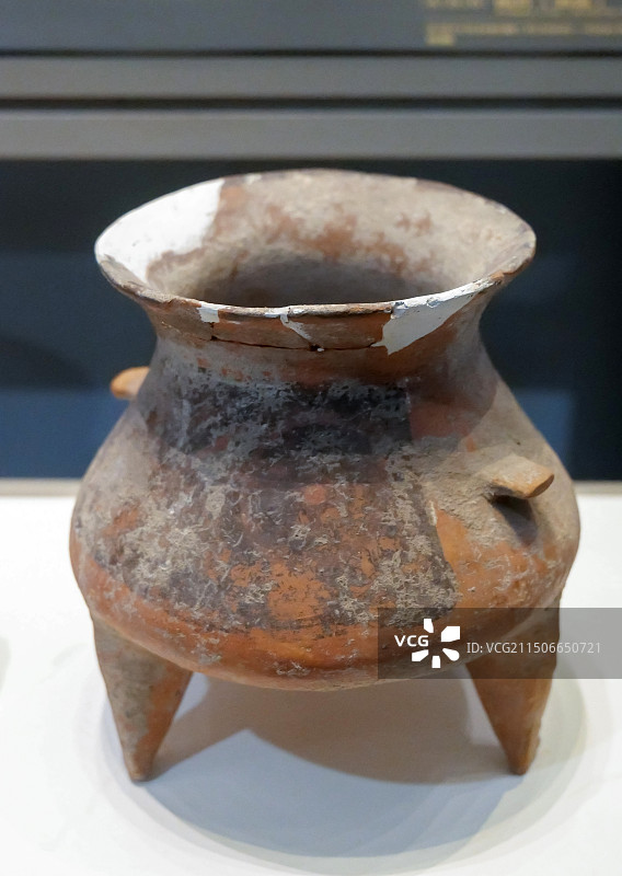 罐形鼎（炊器） 大汶口文化时期 广饶县傅家村出土 淄博临淄齐文化博物馆历史陈列展厅图片素材