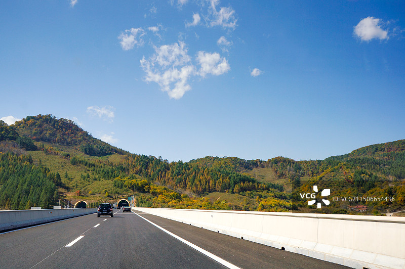 通化高速公路上美丽的秋色图片素材