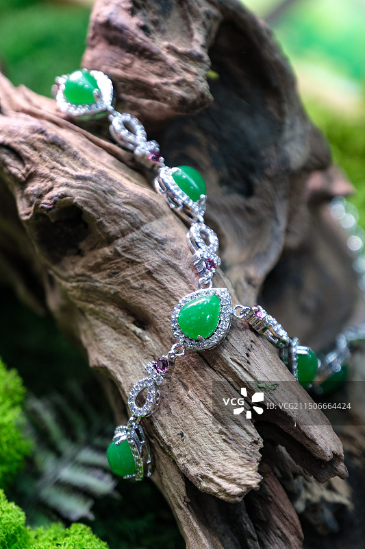 翡翠珠宝项链静物背景拍摄图片素材