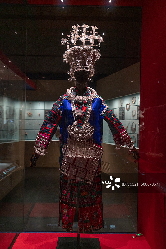 苗族刺绣镶银女盛装图片素材