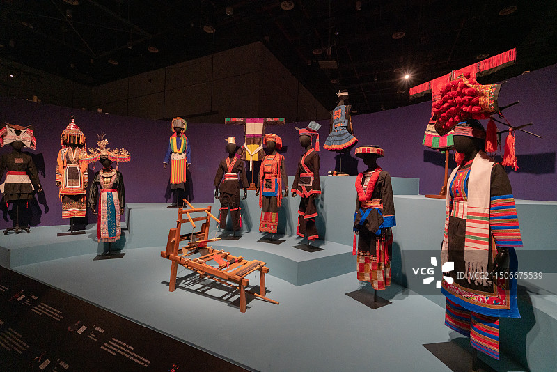 瑶族女性传统服饰图片素材