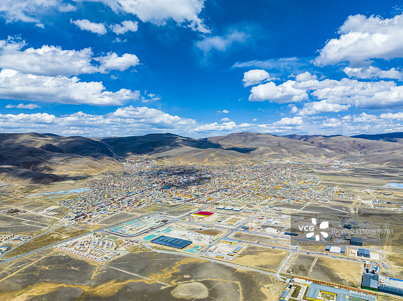 四川省甘孜藏族自治州航拍下的天空之城-理塘图片素材