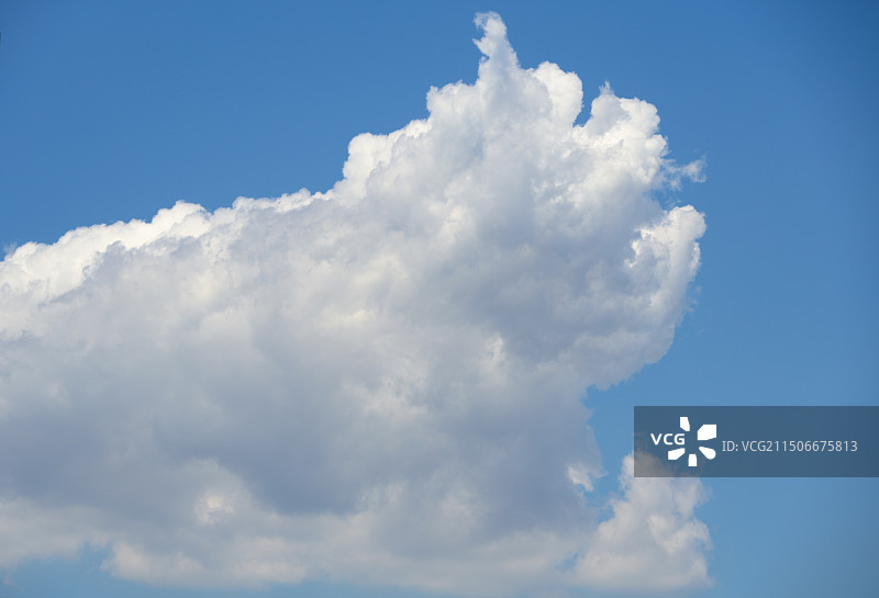 蓝天中的一朵白云图片素材