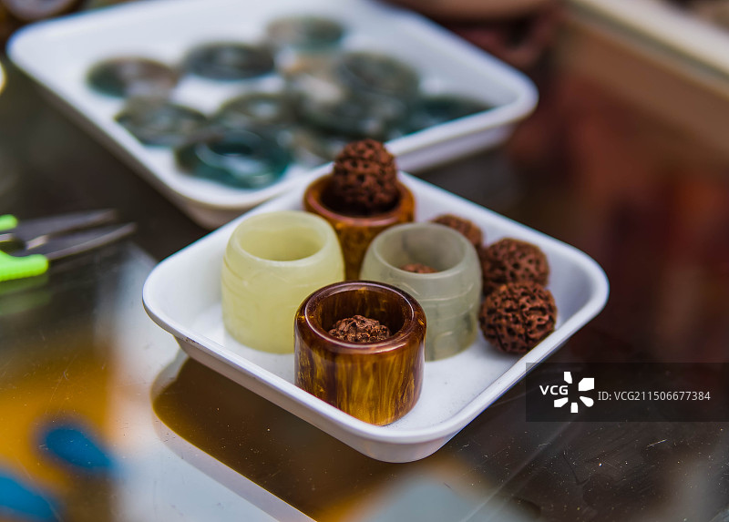 玉扳指与文玩核桃图片素材