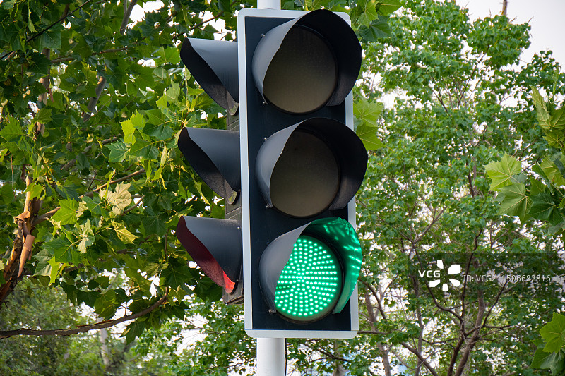 信号灯亮绿灯图片素材