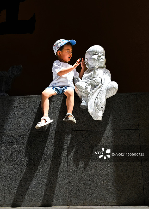 与雕塑对话图片素材