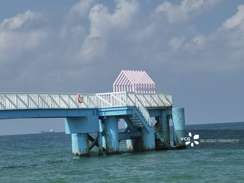 广东省汕尾遮浪红海湾海边玻璃海和栈桥风光图片素材
