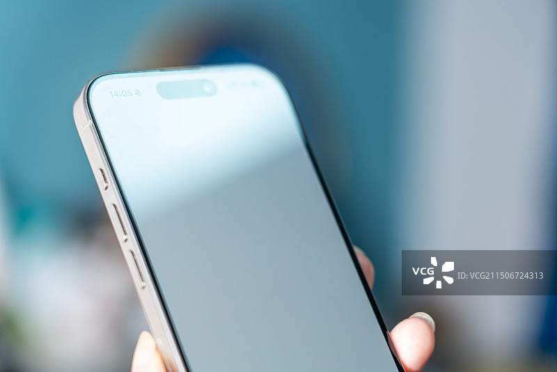 商务人士手持智能手机操控屏幕的特写，手机屏幕内容留白可插入电商广告图片素材