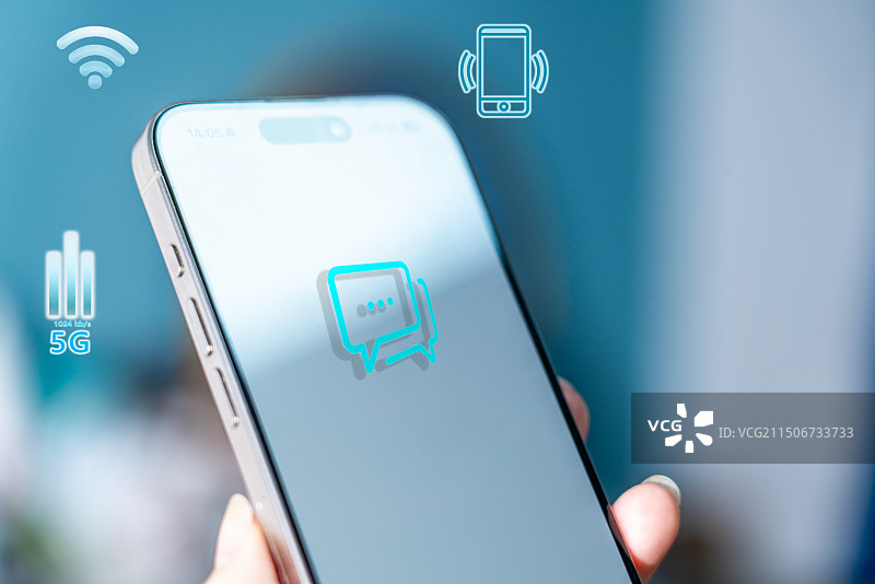 商务人士拿着智能手机操作社交软件的科技感画面图片素材