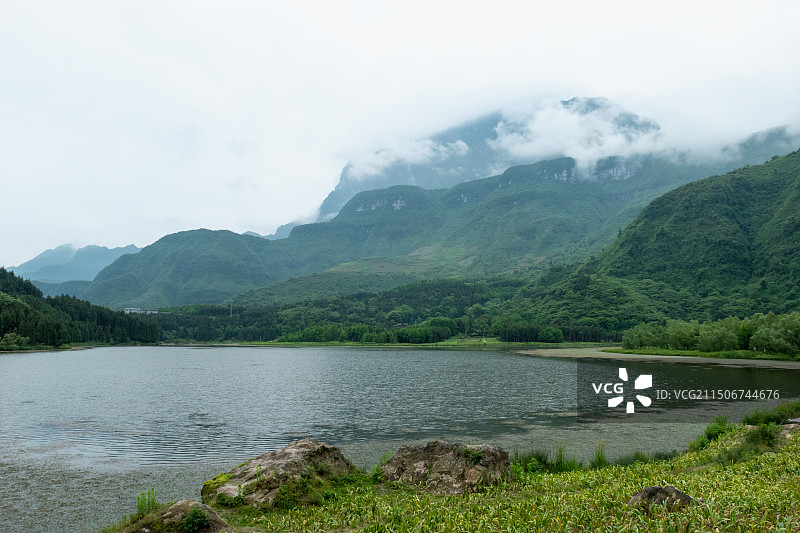 中国四川乐山金口河区大瓦山国家湿地公园，清晨时湖泊与高山云雾缭绕风景图片素材