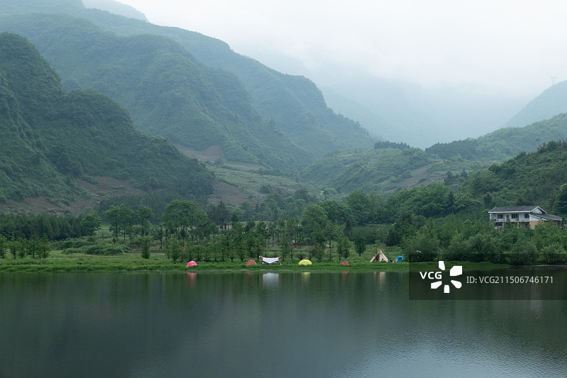 中国四川乐山金口河区大瓦山国家湿地公园，高山湖泊山谷间露营的风景图片素材