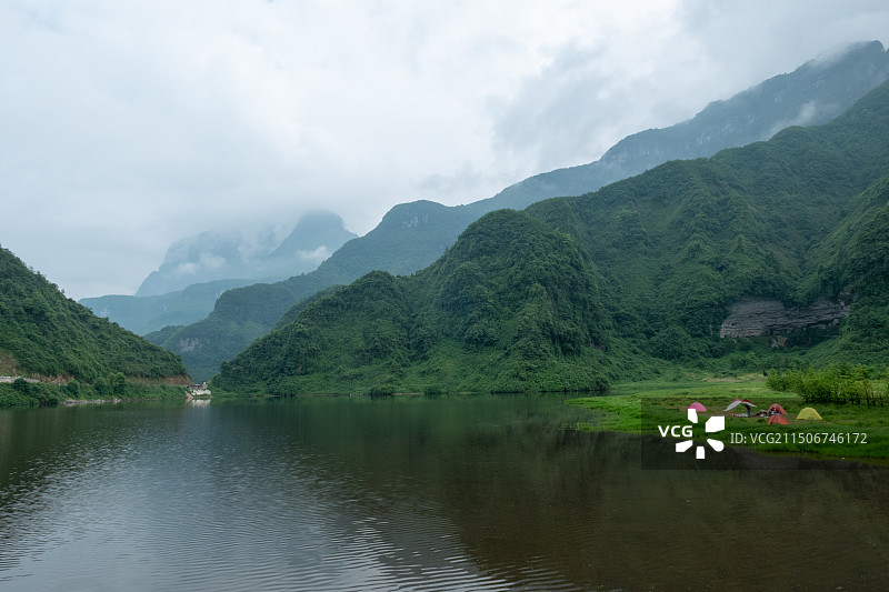 中国四川乐山金口河区大瓦山国家湿地公园，高山湖泊山谷间露营的风景图片素材