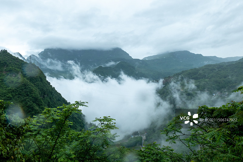 中国四川乐山金口河区大瓦山国家湿地公园，高山山谷间云雾缭绕的风景图片素材