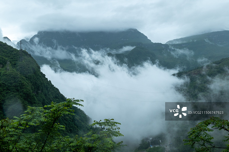 中国四川乐山金口河区大瓦山国家湿地公园，高山山谷间云雾缭绕的风景图片素材