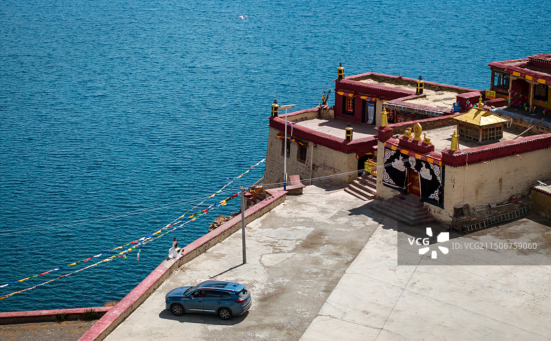 西藏山南-普莫雍错湖边的推瓦寺图片素材